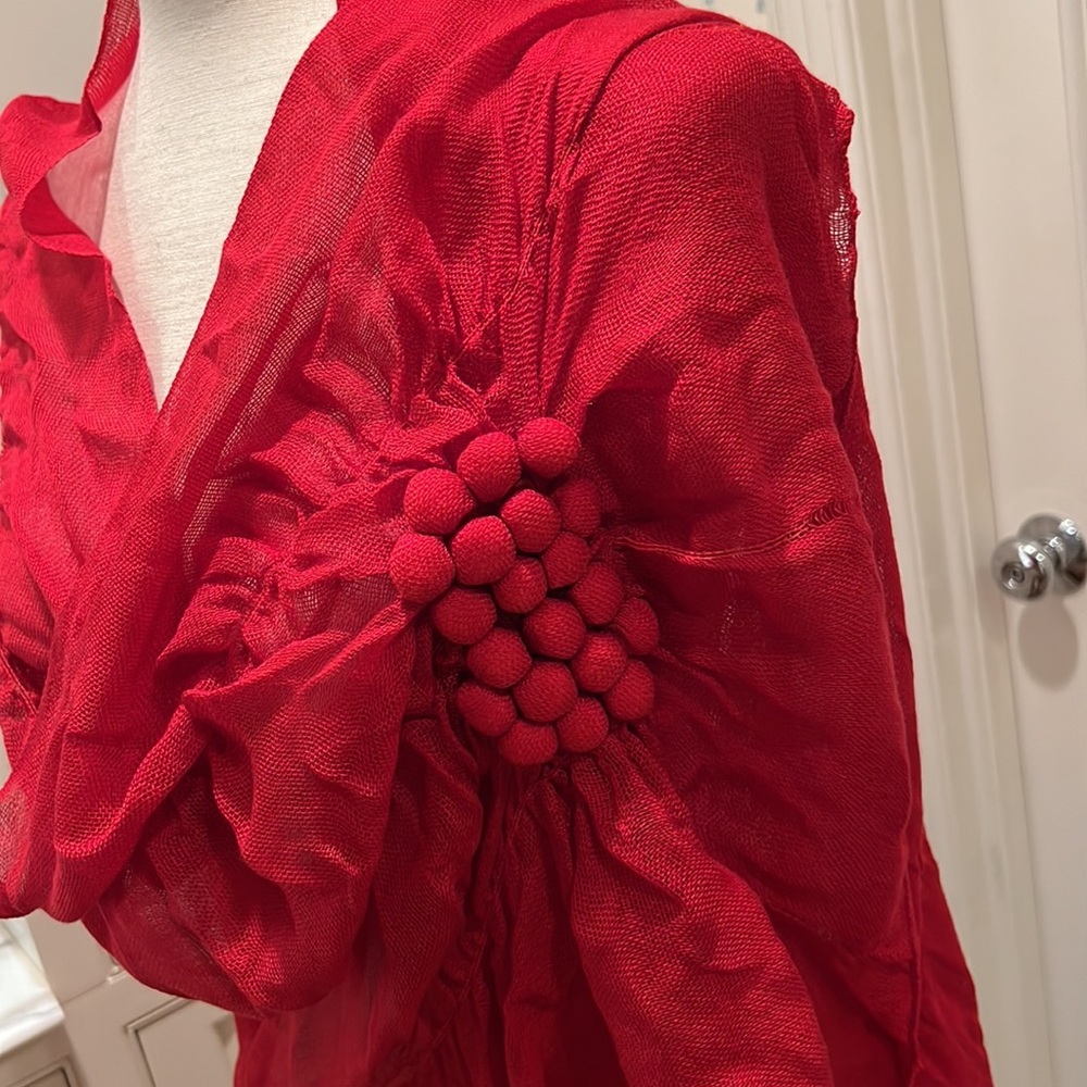 BRAND NEW SHEER RED ACRYLIC SHAWL SHIRRED AND WITH UNUSUAL GRAPE CLUSTER TRIM - Picture 4 of 6